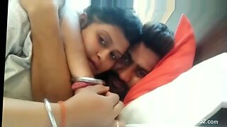 Una pareja desi disfruta de una noche caliente en la webcam.