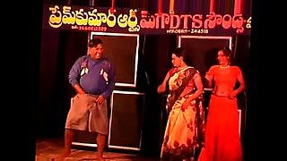 Gadis Telugu menari untuk merekam