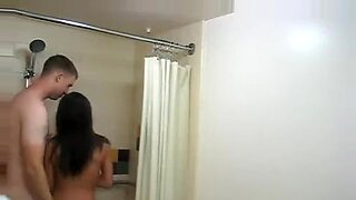 Una ragazza dei sogni si unisce per un bollente sesso sotto la doccia, che termina in modo selvaggio.