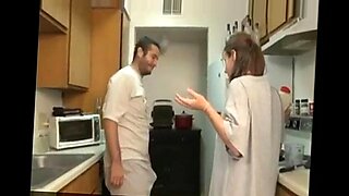Chàng làm vừa lòng người chị dâu xinh đẹp của mình trong nhà bếp.
