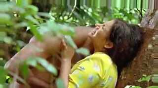 古いスリランカのカップルが情熱的なセックスに従事する