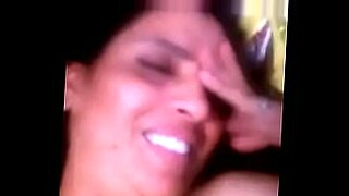 Pertunjukan strip webcam panas gadis Kerala.