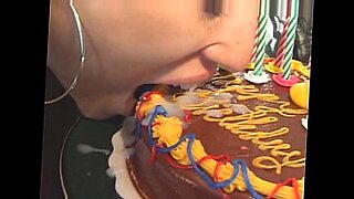 Une vidéo porno hardcore mettant en vedette la célébration de son 18e anniversaire.