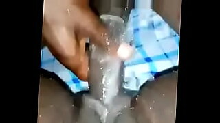 Air yang menyemprot, orgasme yang intens di Kampala