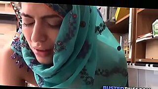 Casal paquistanês explora sensualidade com brincadeiras com os seios e beijos