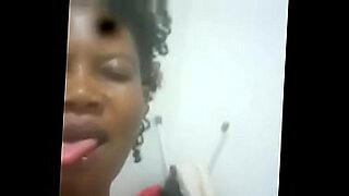Κονγκολέζα πορνό δημοσιογράφος απολαμβάνει μια πρακτική εμπειρία σε ένα καυτό βίντεο.