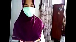 Gadis burka berambut coklat memamerkan puki tersembunyi