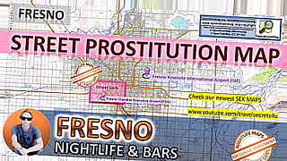 El espectáculo sensual de Rubiii Fresno: espectadores cautivadores, burlones y placenteros.